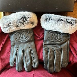 CHANEL Full Finger Lambskin w/Fur Gloves